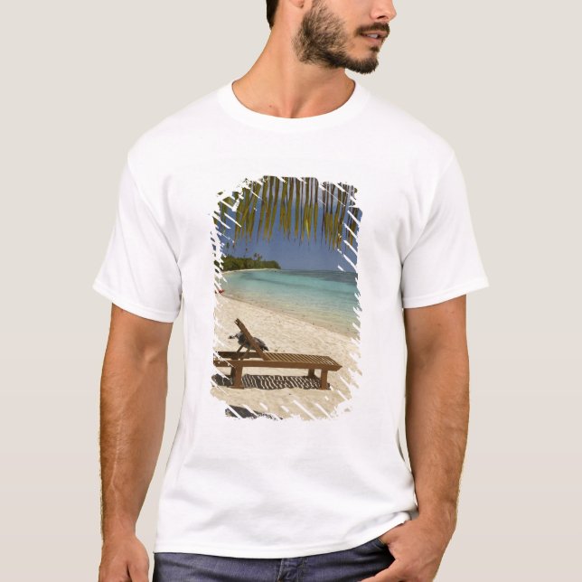 Strand, Palmen und Liegestühle T-Shirt (Vorderseite)