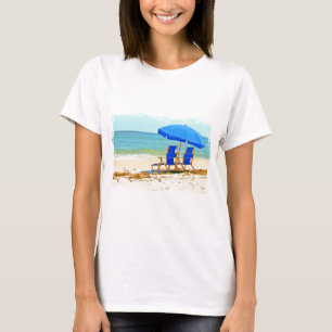Strand, Regenschirm und Stühle am Ufer T-Shirt
