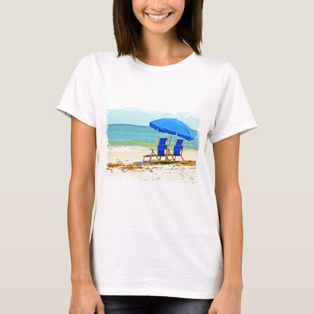 Strand, Regenschirm und Stühle am Ufer T-Shirt (Vorderseite)