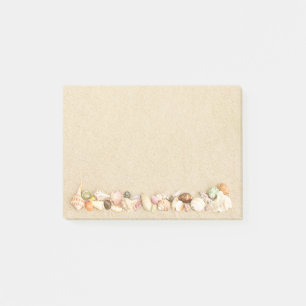 Strand Sand mit einer Reihe von Muscheln Post-it Klebezettel