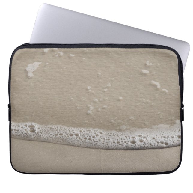 Strand Sand und Meeresschaum Laptopschutzhülle (Vorderseite)