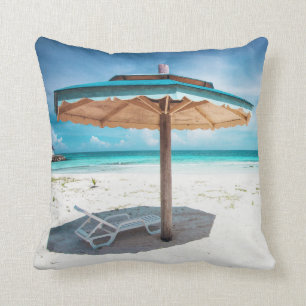 Strand-Stuhl und silberner Sand-Strand des Kissen