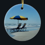 Strand-Stühle auf Daytona Beach Keramikornament<br><div class="desc">Eine entspannende Strandphotographie,  die 2 Strandstühle und einen blauen und gelben Regenschirm,  der auf der Küstenlinie von Daytona Beach,  Florida sitzt zeigt.  Diese Strandphotographie ist auf kundengebundenen Karten,  Porto-Briefmarken,  Tassen,  Taschentaschen,  Geschenkboxen,  Untersetzer,  Teller,  Halsketten,  Leinwanddrucken und vielen mehr Geschenkideen für Strandliebhaber verfügbar.</div>