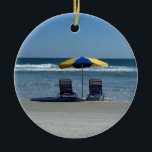 Strand-Stühle auf der Küstenlinie Keramik Ornament<br><div class="desc">Eine schöne Strandszenenphotographie,  die 2 Strandstühle kennzeichnen und ein Regenschirm,  der an der Küstenlinie von Daytona Beach sitzt. Eine friedliche landschaftliche Ansicht des Strandes ist auf vielen kundengebundenen Produkten verfügbar,  die große Strandgeschenke für Freunde und Familie machen würden.</div>