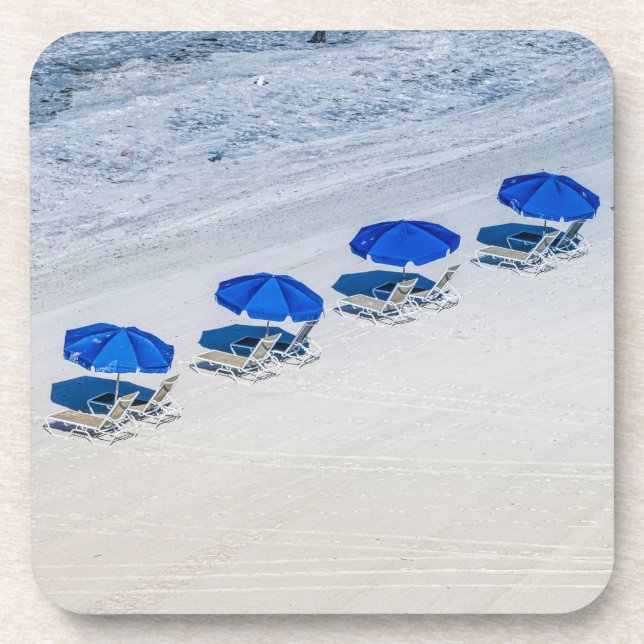 Strand-Stühle mit blauem Regenschirm auf Getränkeuntersetzer (Vorderseite)