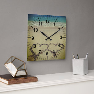 Strand-Thema-Herzen im Sand Quadratische Wanduhr
