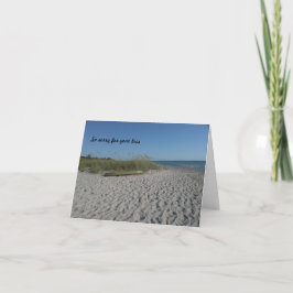Strand und einsamer Kajak mit Sympathie-Karte Karte