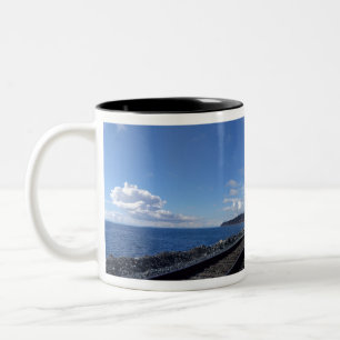 Strand und Gleis unter blauem Himmel Zweifarbige Tasse