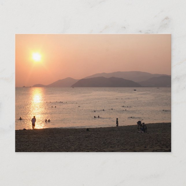 Strand und Meer bei Sunrise, Nha Trang, Vietnam Postkarte (Vorderseite)