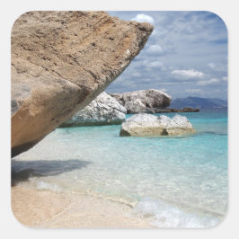Strand von Sardinien mit großem Felsenaufkleber Quadratischer Aufkleber