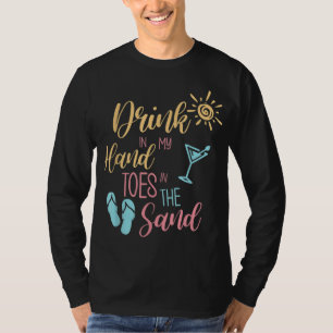 Strandgetränk in meinen Handzehen im Sand T-Shirt