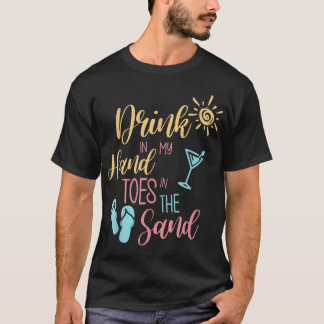 Strandgetränk in meinen Handzehen im Sand T-Shirt