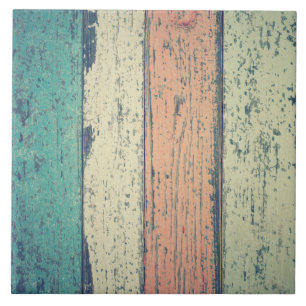 Strandhaus aus gestrichenem Holz am Ozean gestreif Fliese