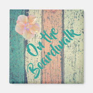 Strandhaus aus gestrichenem Holz am Ozean gestreif Magnet