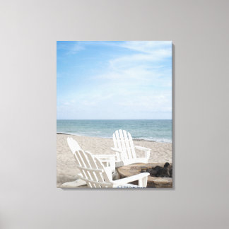 Strandhaus mit Liegestühlen und Sonnenschirmen Leinwanddruck