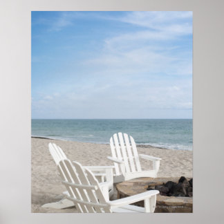 Strandhaus mit Liegestühlen und Sonnenschirmen Poster