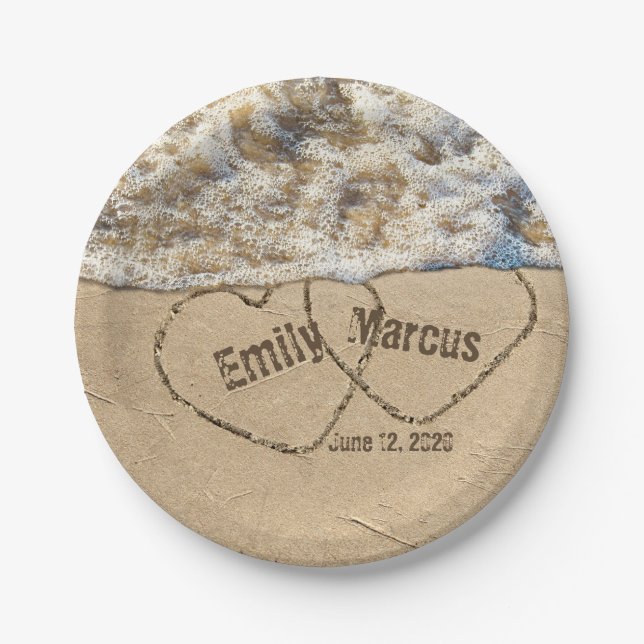 Strandherzen mit Namen im Sand für Hochzeiten Pappteller (Vorderseite)