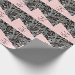 Strandhochzeit Driftwood Geschenkpapier<br><div class="desc">Wenn Sie Hilfe bei der Anpassung dieses Designs benötigen,  nutzen Sie bitte den frag dieses Designers-Buttons unterhalb dieses Textes. Ein Design für einen Strand der Hochzeit des Flusses. Ein rosa Banner und ein Foto aus Strandsteinen,  Kies und Tropfholz.</div>