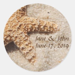 Strandhochzeitfisch auf Sandklemmern Runder Aufkleber