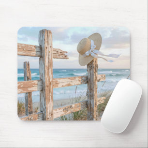 Strandhut auf verwittertem Zaunpfosten Mousepad