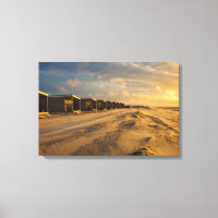 Strandhütten bei Sonnenuntergang an der niederländ