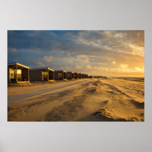 Strandhütten bei Sonnenuntergang an der niederländ Poster