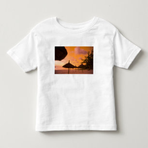 Strandhütten im Palapa-Stil bei Sonnenaufgang, Be Kleinkind T-shirt