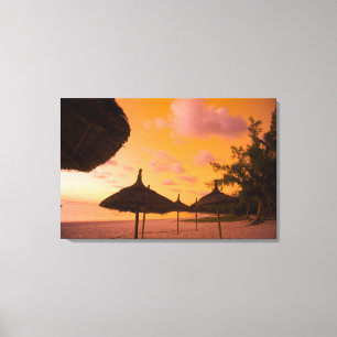 Strandhütten im Palapa-Stil bei Sonnenaufgang, Be Leinwanddruck