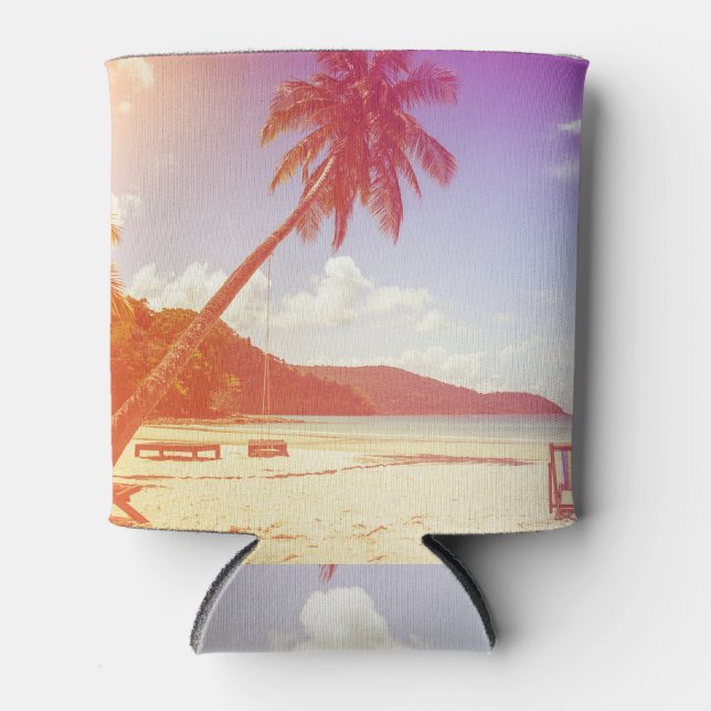 Strandlandschaft, Kokospalmen, Holzbett. Dosenkühler (Vorderseite)
