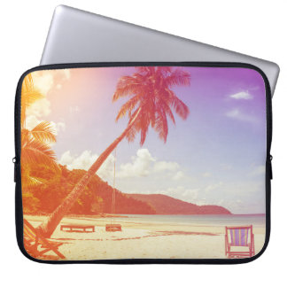 Strandlandschaft, Kokospalmen, Holzbett. Laptopschutzhülle