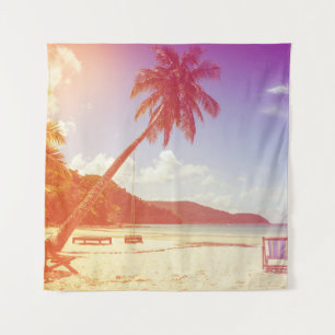 Strandlandschaft, Kokospalmen, Holzbett. Wandteppich