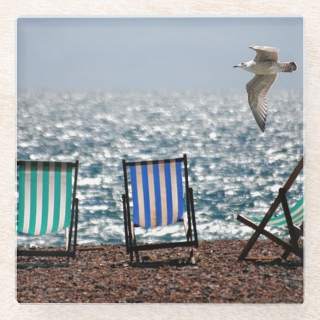Strandliegestühle und Möwe Glasuntersetzer (Vorderseite)
