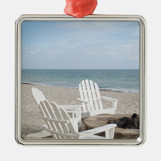 strandnahes Haus mit adirondack Stühlen und Ornament Aus Metall (Vorne)