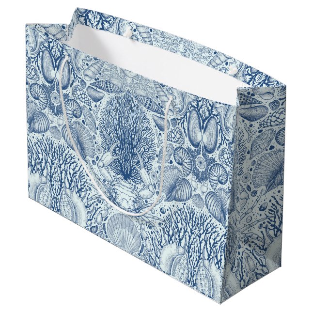 Strandschätze in Blau Große Geschenktüte (Rückseite Schrägansicht)