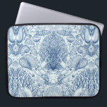 Strandschätze in Blau Laptopschutzhülle<br><div class="desc">Handgezeichnet Vektorgrafik von Muscheln,  Korallen,  Krabben und Algen</div>
