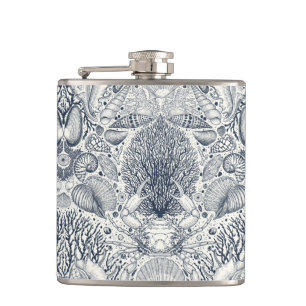 Strandschätze, Muscheln, Krabben, Korallen und Mee Flachmann