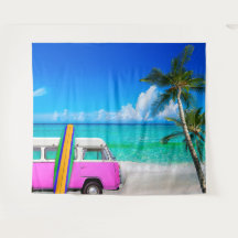 Strandszene mit fuchsienrotem Van und Surfbrett
