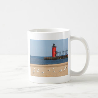 Strandszene mit Seemöwen und Leuchtturm Kaffeetasse