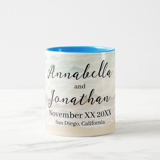 Strandwacht auf einer Hochzeit am Sandstrand Zweifarbige Tasse (Mittel)