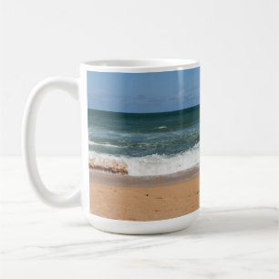 Strandwellen, die auf der Küstenlandschaft abstü Kaffeetasse