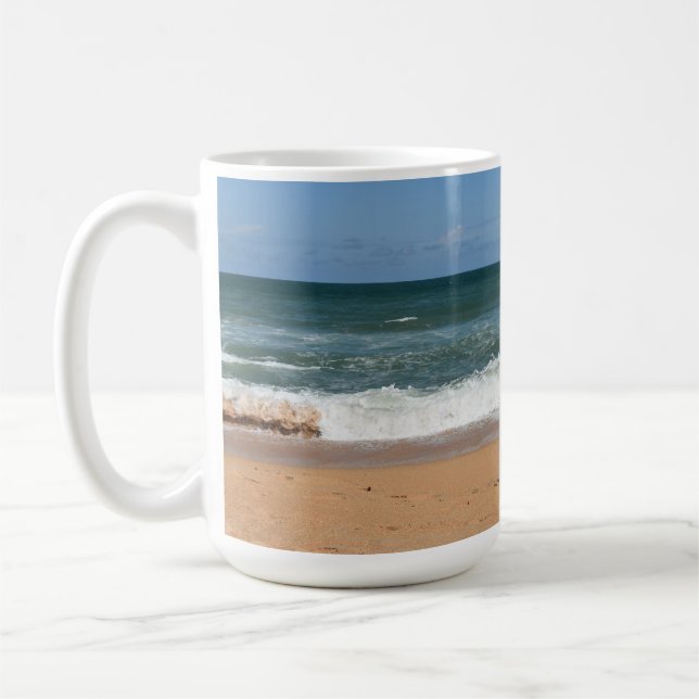 Strandwellen, die auf der Küstenlandschaft abstürz Kaffeetasse (Links)