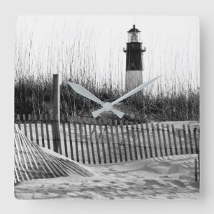 Strandzäune und Leuchtturm Quadratische Wanduhr