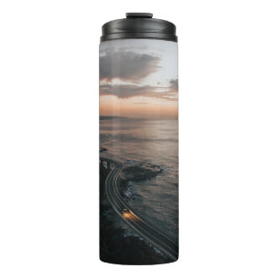STRASSE AM WASSERKÖRPER THERMOSBECHER