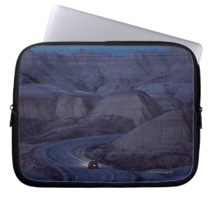 Straße durch Gebirgszug Laptopschutzhülle
