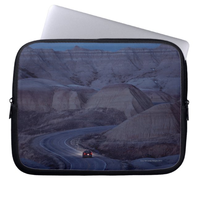 Straße durch Gebirgszug Laptopschutzhülle (Vorderseite)