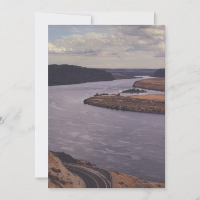 Straße entlang Fluss (Vorderseite)