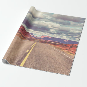 Straße im Präriegelände. Verlassene natürliche Rei Geschenkpapier