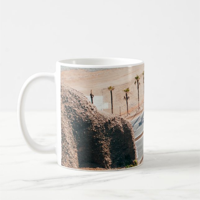 Straße in der Nähe des Meeres Kaffeetasse (Links)
