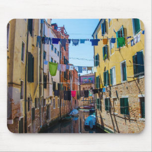 Straße in Venedig mit Wäsche waschen Kleider Itali Mousepad