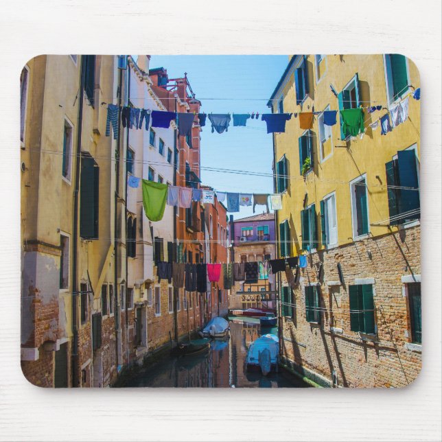 Straße in Venedig mit Wäsche waschen Kleider Itali Mousepad (Vorne)